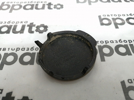 AA045956; Заглушка буксир. крюка переднего бампера (5M0807241A) для Volkswagen Golf Plus II (2009-2014)/БУ; Оригинал; Р1, Мелкий дефект; 