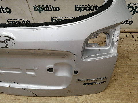 Фотография детали AA037972; Крышка багажника, без спойленра (73700-2B030) для Hyundai Santa Fe/БУ; Оригинал; Р2, Удовлетворительное; . Фото номер 11