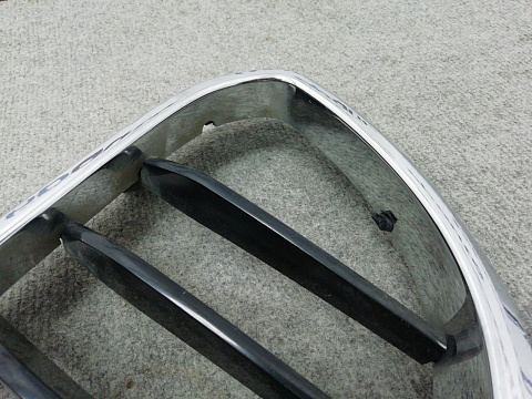 Фотография детали AA004538; Решетка радиатора левая (51137383519) для BMW 5 серия G30 G31/БУ; Оригинал; Р1, Мелкий дефект; . Фото номер 2