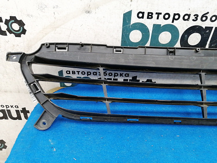 AA027405; Решетка переднего бампера (86561-1R000) для Hyundai Solaris/БУ; Оригинал; Р1, Мелкий дефект; 