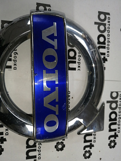 AA045540; Эмблема решетки радиатора (30796425) для Volvo XC60/БУ; Оригинал; Р1, Мелкий дефект; 
