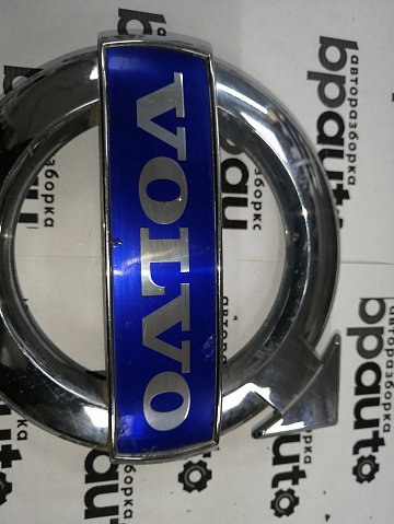 Фотография детали AA045540; Эмблема решетки радиатора (30796425) для Volvo XC60/БУ; Оригинал; Р1, Мелкий дефект; . Фото номер 2