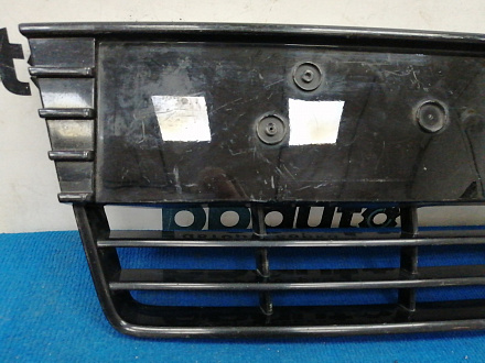 AA037748; Решетка переднего бампера центральная, глянцевая (BM51-17K945-E) для Ford Focus/БУ; Оригинал; Р2, Удовлетворительное; 