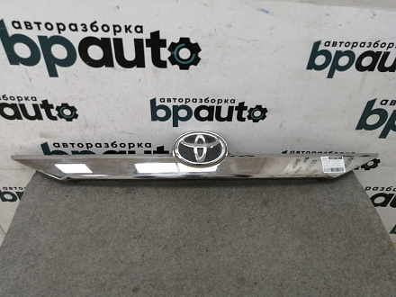 AA011877; Накладка крышки багажника; под камер. ( 76801-33340) для Toyota Camry 50 (2012 — 2014)/БУ; Оригинал; Р1, Мелкий дефект; 