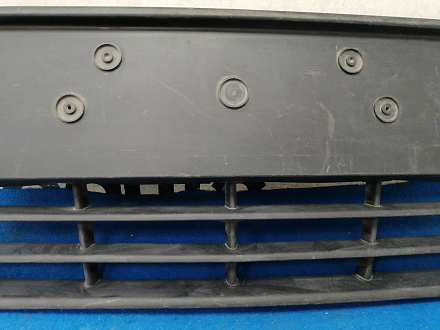 AA032236; Решетка переднего бампера центральная, матовая (BM51-17K945-A) для Ford Focus/БУ; Оригинал; Р1, Мелкий дефект; 