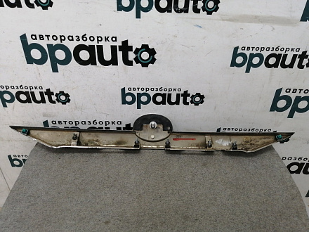 AA011881; Накладка крышки багажника; под камер. ( 76801-33340) для Toyota Camry 50 (2012 — 2014)/БУ; Оригинал; Р2, Удовлетворительное; 