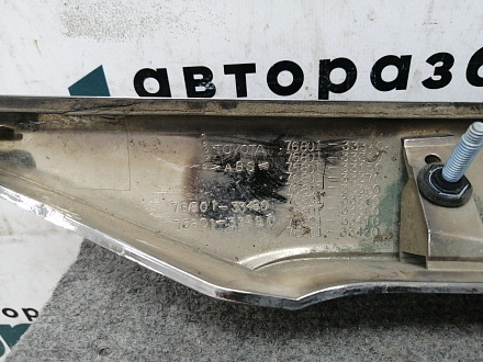 AA011875; Накладка крышки багажника; под камер. ( 76801-33340) для Toyota Camry 50 (2012 — 2014)/БУ; Оригинал; Р1, Мелкий дефект; 