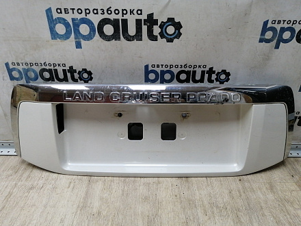 AA045273; Накладка крышки багажника, без кнопок (76811-60190) для Toyota Land Cruiser Prado 150 (2010 — 2013)/БУ; Оригинал; Р0, Хорошее; (070) Белый перламутр 3х. сл.
