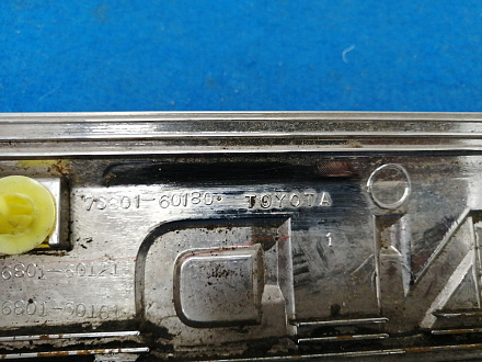 AA030912; Накладка крышки багажника верхняя хром (76801-60180) для Toyota Land Cruiser/БУ; Оригинал; Р1, Мелкий дефект; 