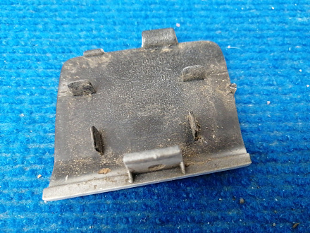 AA040489; Заглушка букс. крюка заднего бампера (A2128850726) для Mercedes-Benz E-klasse IV Sedan рест. (W212) (2013-2016)/БУ; Оригинал; Р1, Мелкий дефект; 