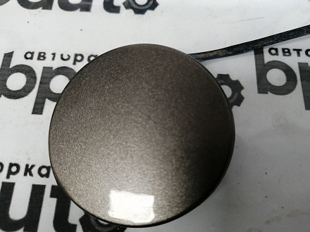 AA045957; Заглушка буксир. крюка переднего бампера (5M0807241A) для Volkswagen Golf Plus II (2009-2014)/БУ; Оригинал; Р1, Мелкий дефект; 