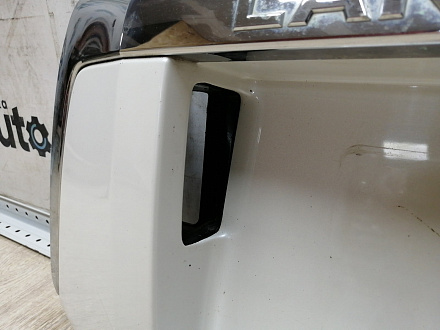 AA045273; Накладка крышки багажника, без кнопок (76811-60190) для Toyota Land Cruiser Prado 150 (2010 — 2013)/БУ; Оригинал; Р0, Хорошее; (070) Белый перламутр 3х. сл.