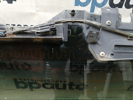 AA045272; Стекло крышки багажника (68105-60190)/БУ; Оригинал; Р1, Мелкий дефект; 
