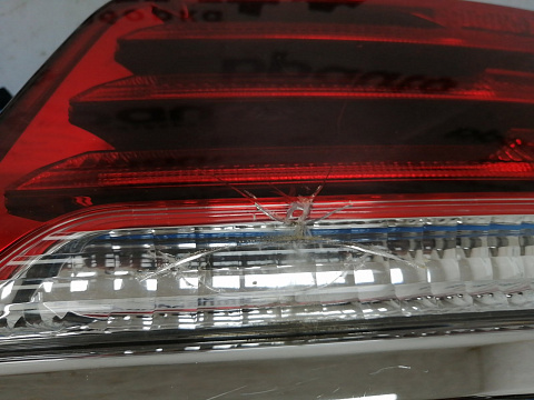 Фотография детали AA015210; Фонарь в крышку багажника правый (81580-60261) для Lexus LX570, LX450D рест. (2012 — 2015)/БУ; Оригинал; Р2, Удовлетворительное; . Фото номер 4
