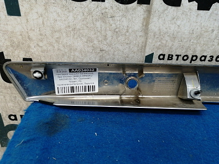 AA034032; Накладка крышки багажника, без кнопки (84810-EM40A) для Nissan Tiida/БУ; Оригинал; Р2, Удовлетворительное; 