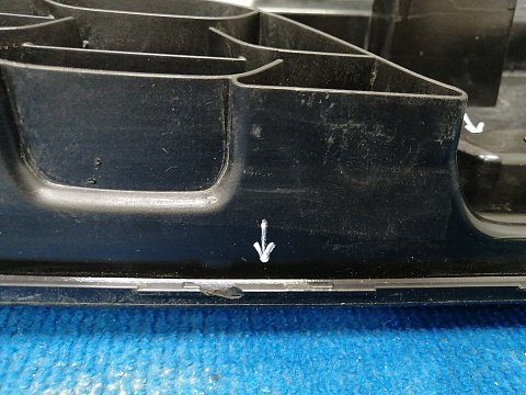 Фотография детали AA038843; Решетка радиатора (623103564R) для Renault Duster I рест. (2015-2021)/БУ; Оригинал; Р1, Мелкий дефект; . Фото номер 21