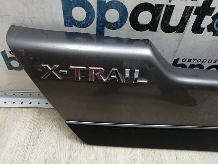 AA045057; Накладка крышки багажника нижняя, пластик (90901-JG00A) для Nissan X-Trail T31/БУ; Оригинал; Р1, Мелкий дефект; 