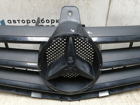 Фотография детали AA045452; Решетка радиатора (A1698801583) для Mercedes-Benz A-klasse II рест. (W169) (2008-2012)/БУ; Оригинал; Р1, Мелкий дефект; . Фото номер 3