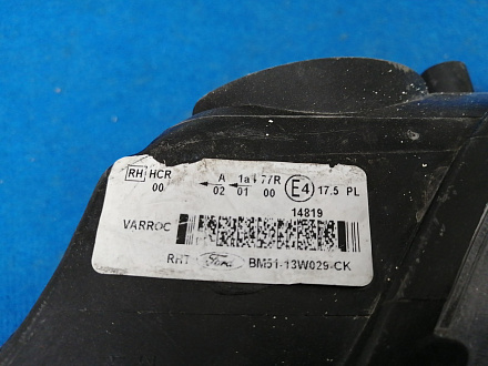 AA026818; Фара галоген правая, черный отражатель (BM51-13W029-CK) для Ford Focus/БУ; Оригинал; Р1, Мелкий дефект; 