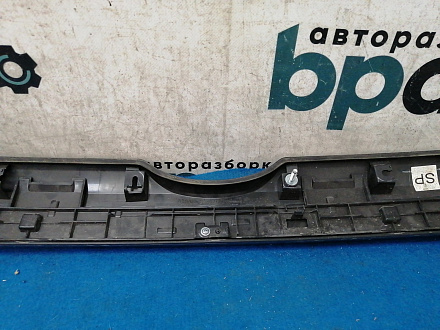 AA031423; Молдинг крышки багажника, не хром (76810-60131) для Toyota Land Cruiser Prado/БУ; Оригинал; Р1, Мелкий дефект; 
