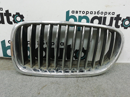 AA009410; Решетка радиатора левая, 12 перемычек (51137200727) для BMW 5 серия F10 F11/БУ; Оригинал; Р1, Мелкий дефект; 