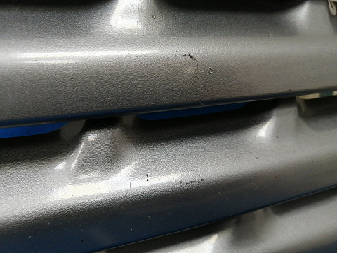 Фотография детали AA033312; Решетка радиатора (62310-JD000) для Nissan Qashqai I (2006-2010)/БУ; Оригинал; Р2, Удовлетворительное; . Фото номер 4