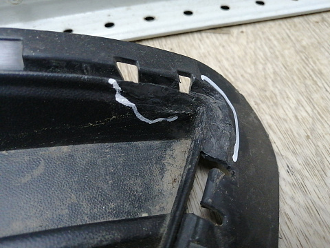 Фотография детали AA046151; Решетка переднего бампера (5G0853677A) для Volkswagen Golf/БУ; Оригинал; Р1, Мелкий дефект; . Фото номер 4