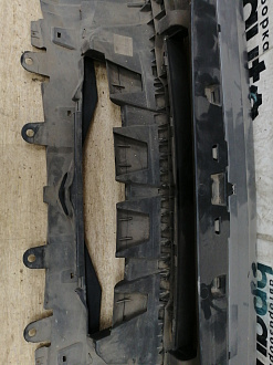AA031631; Бампер передний, под ПТФ; под паркт.; под омыват. (AH22-17F003-AB) для Land Rover Discovery IV (2009 - 2013)/БУ; Оригинал; Р1, Мелкий дефект; 