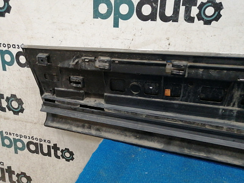 Фотография детали AA035935; Накладка на дверь передняя правая, R-Line (7P6854940J) для Volkswagen Touareg/БУ; Оригинал; Р1, Мелкий дефект; . Фото номер 4