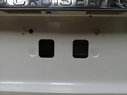 AA045274; Накладка крышки багажника, без кнопок (76811-60190) для Toyota Land Cruiser Prado 150 (2010 — 2013)/БУ; Оригинал; Р0, Хорошее; (070) Белый перламутр 3х. сл.