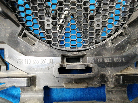 Фотография детали AA021635; Решетка радиатора (1T0853651BQ) для Volkswagen/БУ; Оригинал; Р1, Мелкий дефект; . Фото номер 13