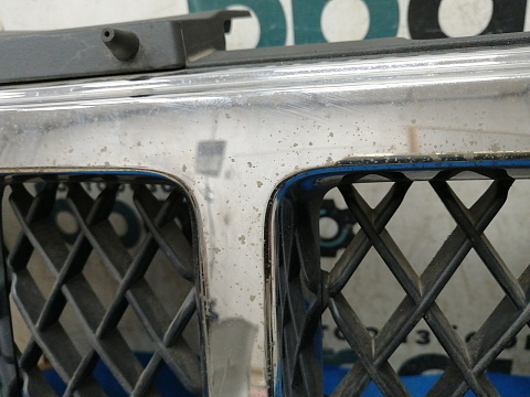 Фотография детали AA032712; Решетка радиатора (57010708AD) для Jeep Grand Cherokee IV (2010-2013)/БУ; Оригинал; Р1, Мелкий дефект; . Фото номер 9