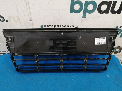 Фотография детали AA036609; Решетка переднего бампера центральная, глянцевая; под паркт. (BM51-17K945-F) для Ford Focus/БУ; Оригинал; Р1, Мелкий дефект; . Фото номер 2