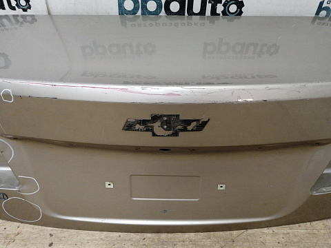 Фотография детали AA038136; Крышка багажника (95950847) для Chevrolet Cruze/БУ; Оригинал; Р2, Удовлетворительное; . Фото номер 11