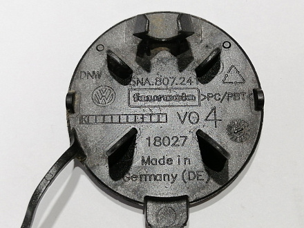 AA044628; Заглушка буксир. крюка переднего бампера (5NA807241) для Volkswagen Tiguan II (2016- 2020)/БУ; Оригинал; Р1, Мелкий дефект; 