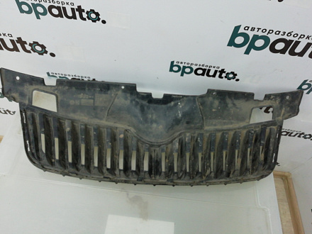 AA001507; Решетка радиатора (5J0 853 668 C) для Skoda Fabia II рест. (2010-2014)/БУ; Оригинал; Р0, Хорошее; 