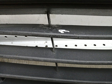 AA045281; Решетка переднего бампера (6RU853677) для Volkswagen Polo V Sedan (2010-2014)/БУ; Оригинал; Р1, Мелкий дефект; 