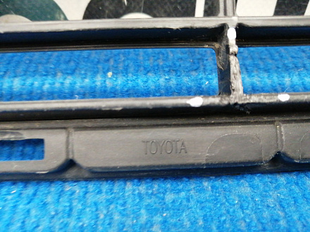 AA037718; Решетка переднего бампера (53112-60200) для Toyota Land Cruiser Prado 150 рест. (2013 — 2017)/БУ; Оригинал; Р1, Мелкий дефект; 