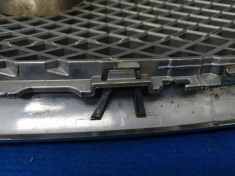 Фотография детали AA017531; Решетка радиатора (9X23-8A100-AA) для Jaguar XF I (2008-2011)/БУ; Оригинал; Р1, Мелкий дефект; . Фото номер 11