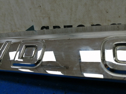 AA030912; Накладка крышки багажника верхняя хром (76801-60180) для Toyota Land Cruiser/БУ; Оригинал; Р1, Мелкий дефект; 