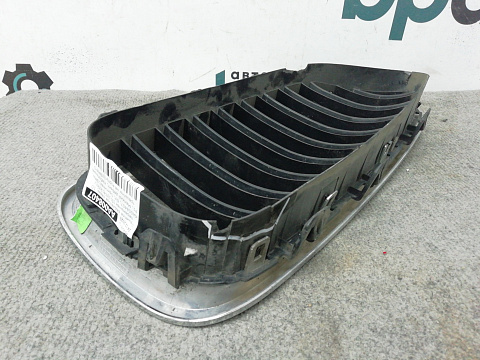 Фотография детали AA008407; Решетка радиатора левая, 10 перемычек (51137412323) для BMW 5 серия F10 F11/БУ; Оригинал; Р1, Мелкий дефект; . Фото номер 8