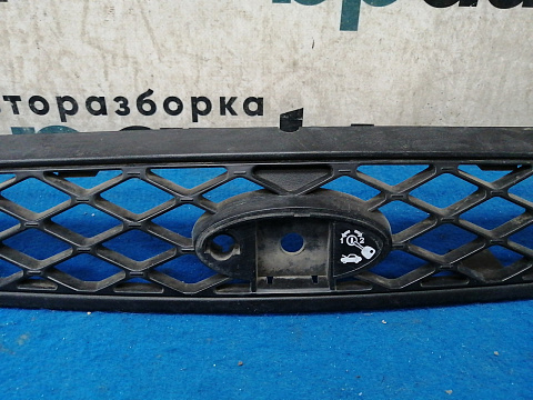 Фотография детали AA032231; Решетка радиатора (2M51-8200-A) для Ford Fiesta V (2002-2005)/БУ; Оригинал; Р1, Мелкий дефект; . Фото номер 5