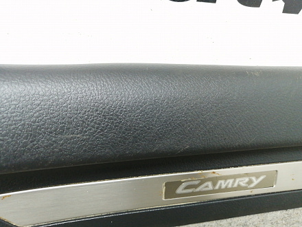 AA012125; Накладка порога внутренняя задняя правая (67917-33070) для Toyota Camry/БУ; Оригинал; Р1, Мелкий дефект; 