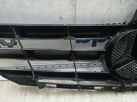 Фотография детали AA045452; Решетка радиатора (A1698801583) для Mercedes-Benz A-klasse II рест. (W169) (2008-2012)/БУ; Оригинал; Р1, Мелкий дефект; . Фото номер 8