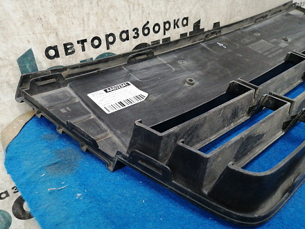 AA032241; Решетка переднего бампера центральная, матовая (BM51-17K945-A) для Ford Focus/БУ; Оригинал; Р1, Мелкий дефект; 