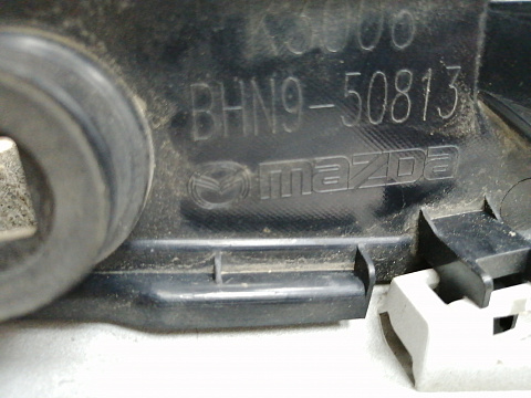 Фотография детали AA008097; Накладка на крышку багажника (BHN9-50811) для Mazda 3 BM/БУ; Оригинал; Р0, Хорошее; . Фото номер 11