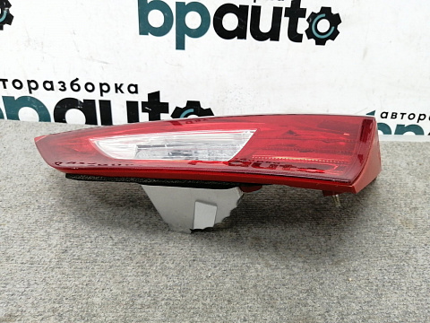 Фотография детали AA011394; Фонарь в крышку багажника правый (81581-12210) для Toyota Auris II (2013 — 2015)/БУ; Оригинал; Р2, Удовлетворительное; . Фото номер 7