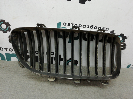AA006792; Решетка радиатора левая, 12 перемычек (51137200727) для BMW 5 серия F10 F11/БУ; Оригинал; Р2, Удовлетворительное; 