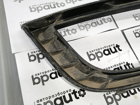 Фотография детали AA045548; Накладка ПТФ правая (5E0 807 682) для Skoda Octavia/БУ; Оригинал; Р1, Мелкий дефект; . Фото номер 4