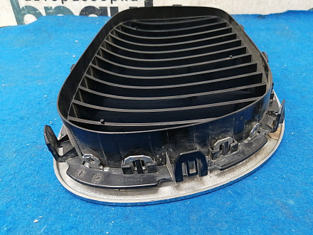 AA031465; Решетка радиатора левая, 13 перемычек (51137211657) для BMW 7 серия F01 F02/БУ; Оригинал; Р1, Мелкий дефект; 